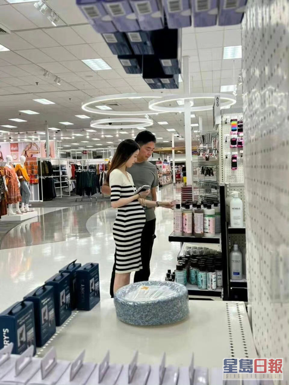 劉強東早前被影到與妻章澤天在美國逛超市。網圖