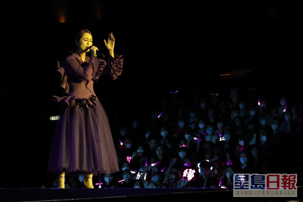 楊千嬅一連兩場《B minor MUSIC LIVE 2022》昨晚（17日）在亞洲博覽館演出頭場。  ​