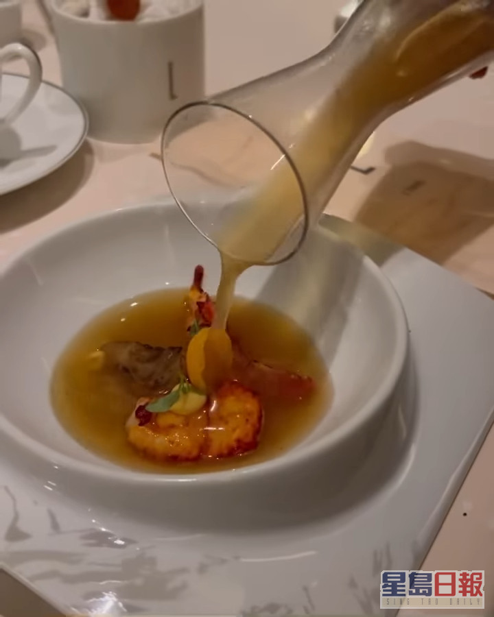 龙虾配鱼的清汤。