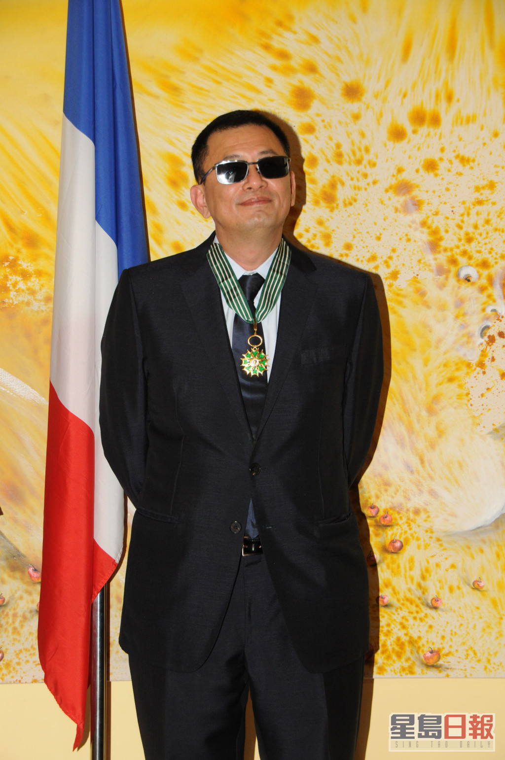 2013年王家衛獲頒授法國法蘭西藝術與文學勳章中，最高等級的「司令勳章」，當時同樣戴上黑超出席儀式。