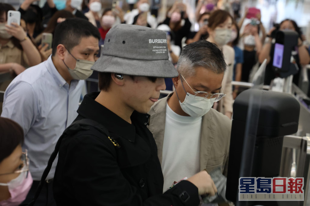 姜涛应机场保安要求，除低口罩、眼镜和帽入闸。