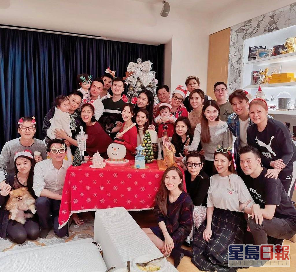 JaniceMan移居上海後亦住大屋，客廳企接近30人合照仍然不覺擠擁。