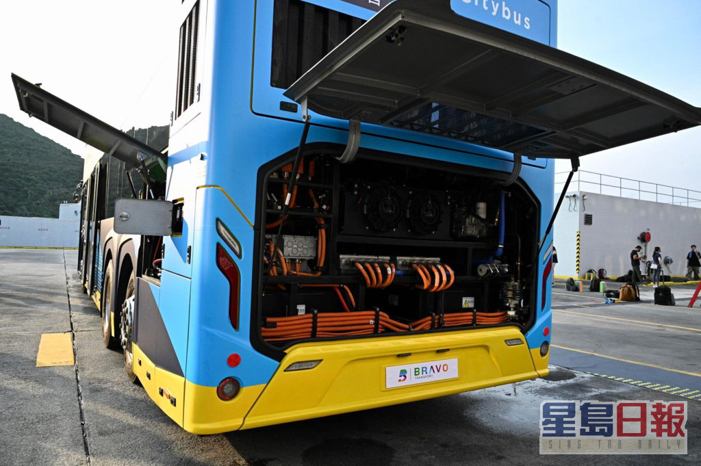 城巴展示电动巴士引擎。