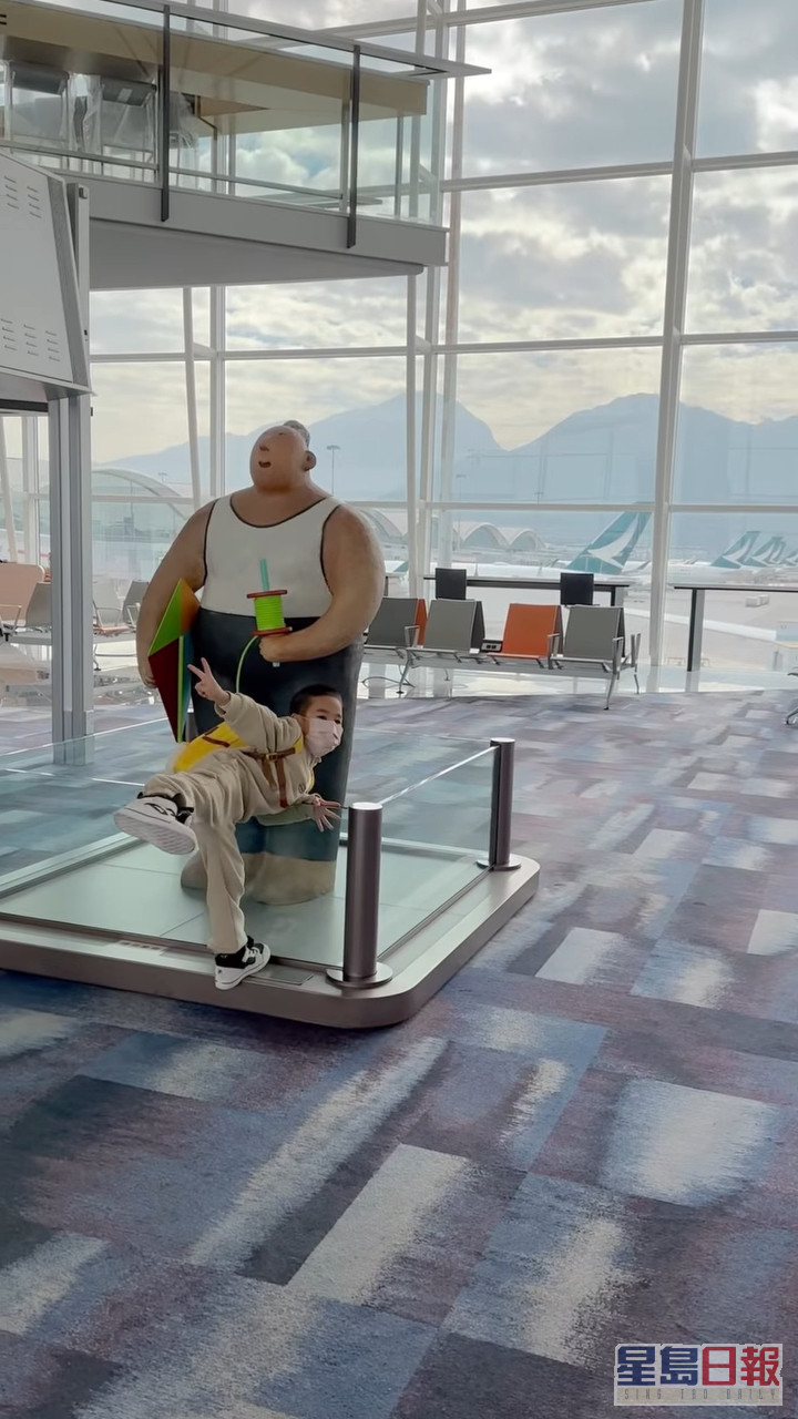 彦彦在香港机场等出发时，已玩转影相。
