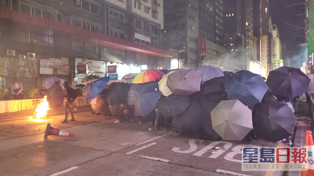 示威者在油麻地一带弥敦道布伞阵，烧杂物。 资料图片