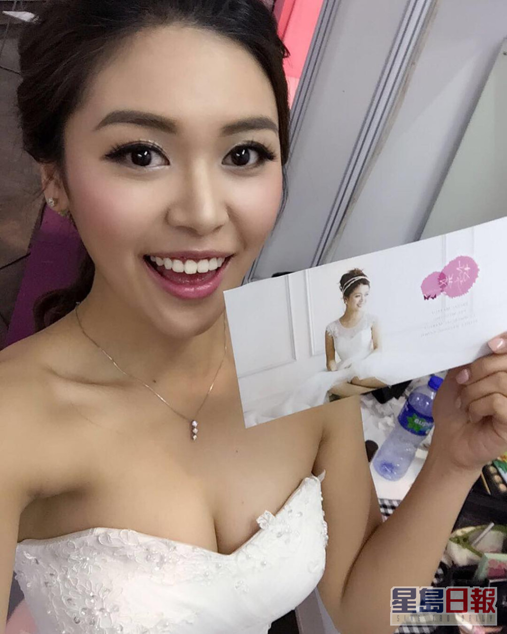 吕晨曦当年穿上婚纱拍广告。