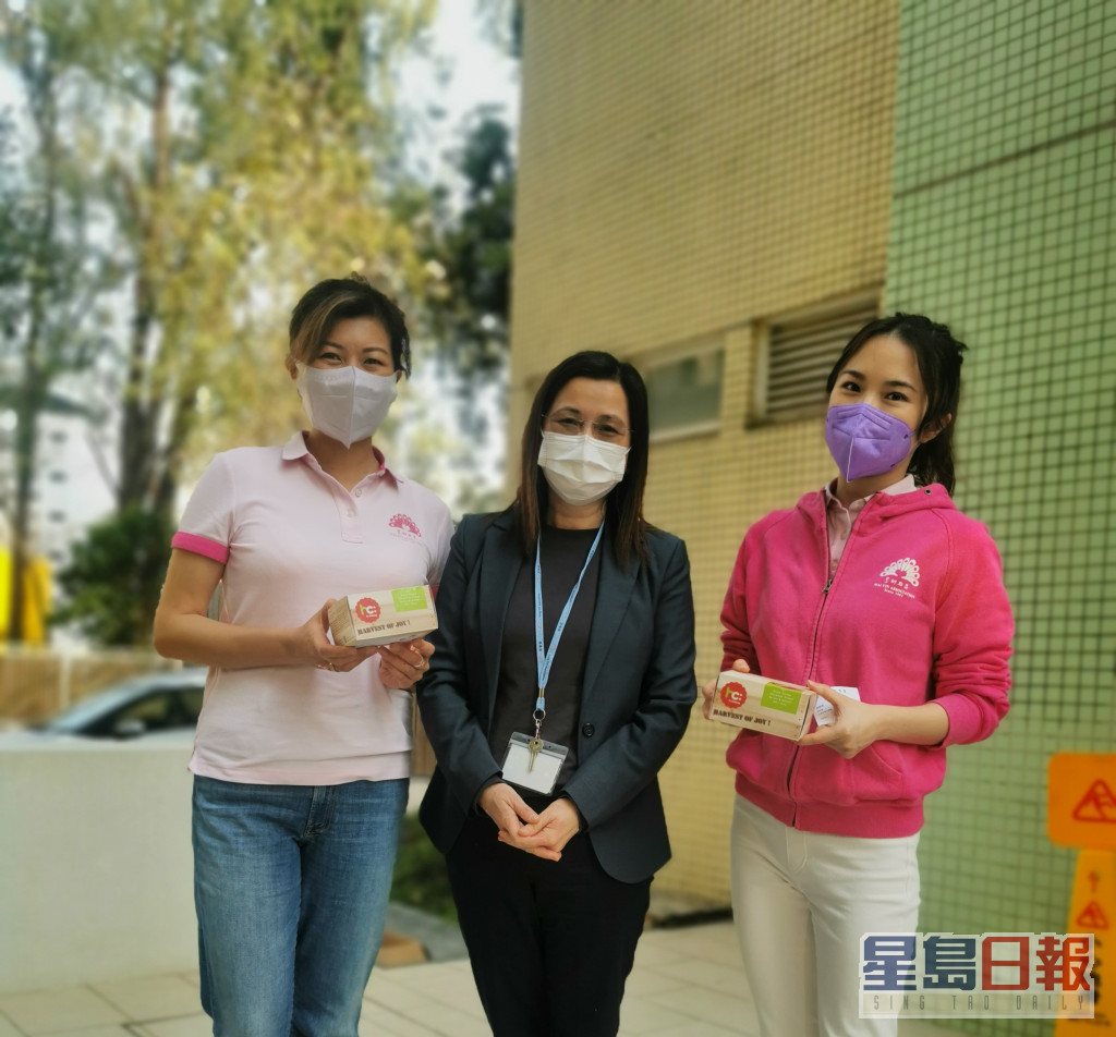 劉倩婷（右）已經留家抗疫3周，今次為捐物資出動。