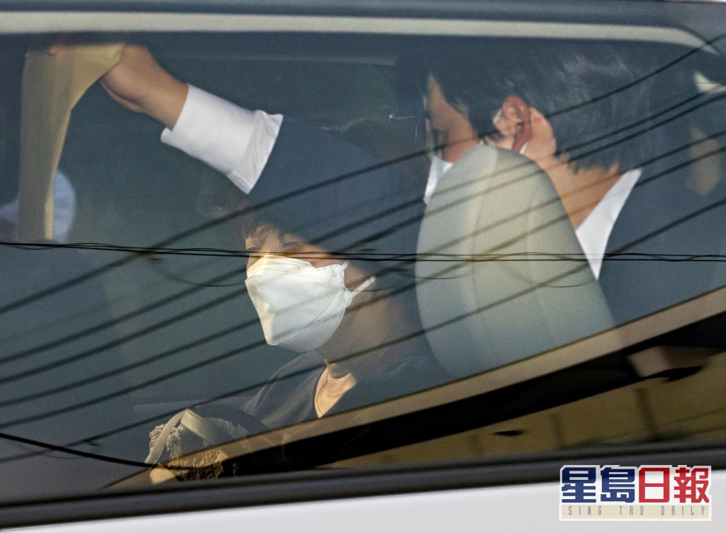安放安倍遺體的車輛從醫院出發，安倍昭惠坐在後座。AP圖片