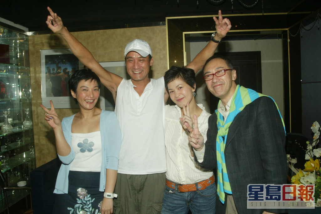 苏玉华（右二）有份参演的舞台剧《新倾城之恋》曾在上海、北京、纽约及多伦多巡回演出。