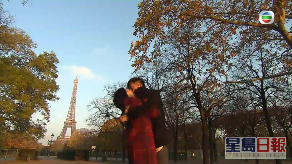 在巴黎铁塔前激吻！