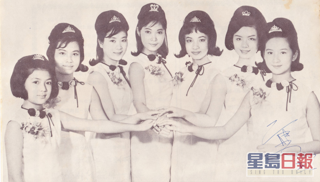 冯素波在60年代与当时粤语片女星结义金兰成为「七公主」，（左起）冯宝宝、王爱明、陈宝珠、萧芳芳、冯素波、沈芝华、薛家燕。