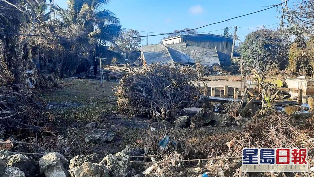 汤加首都努库阿洛法现状，街道和房屋损毁严重。新华社图片