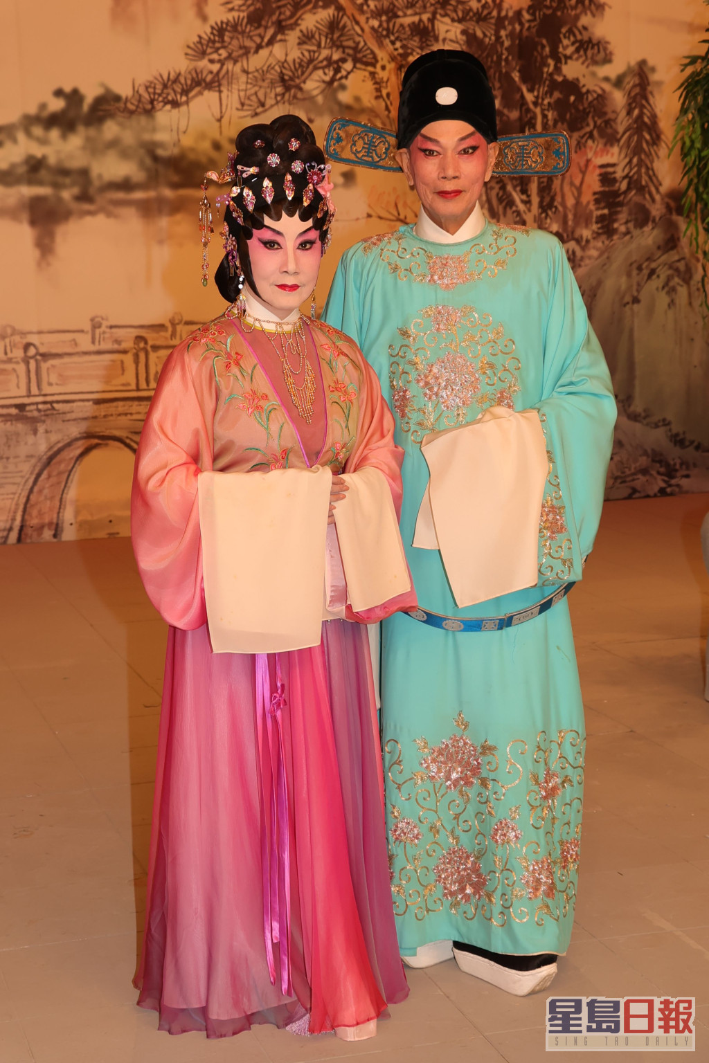 兩人為《歡樂滿東華2022》錄影粵劇折子戲《紫釵記之陽關折柳》。