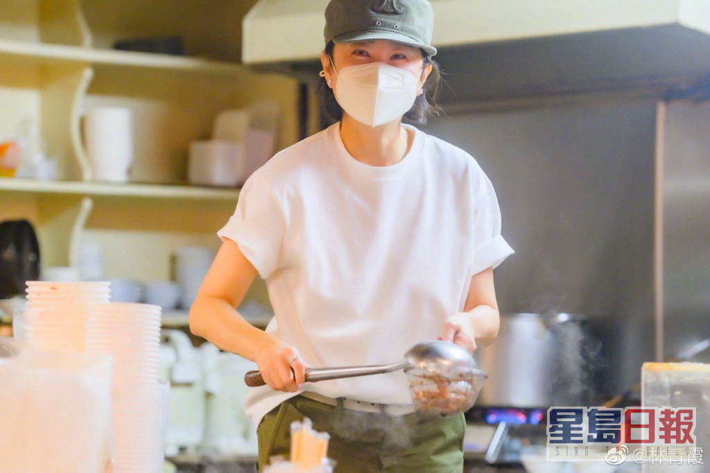 林青霞一身便服打扮，戴上綠色軍帽，並心血來潮要求老闆讓她親自下廚煮麵。