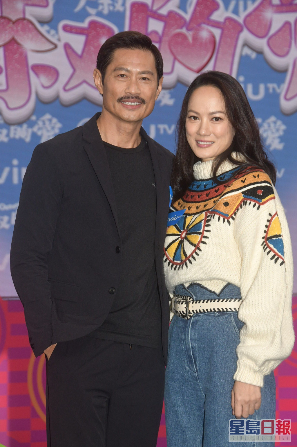 簡幕華2021年返港拍《大叔的愛》，與黃德斌再演夫妻。