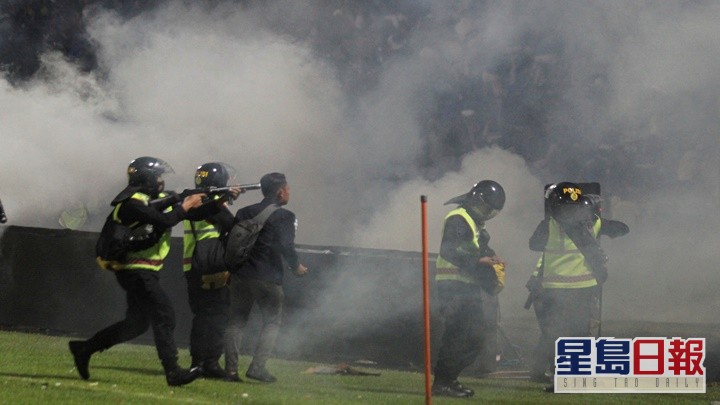 防暴警察在球场施放催泪弹。路透社图片