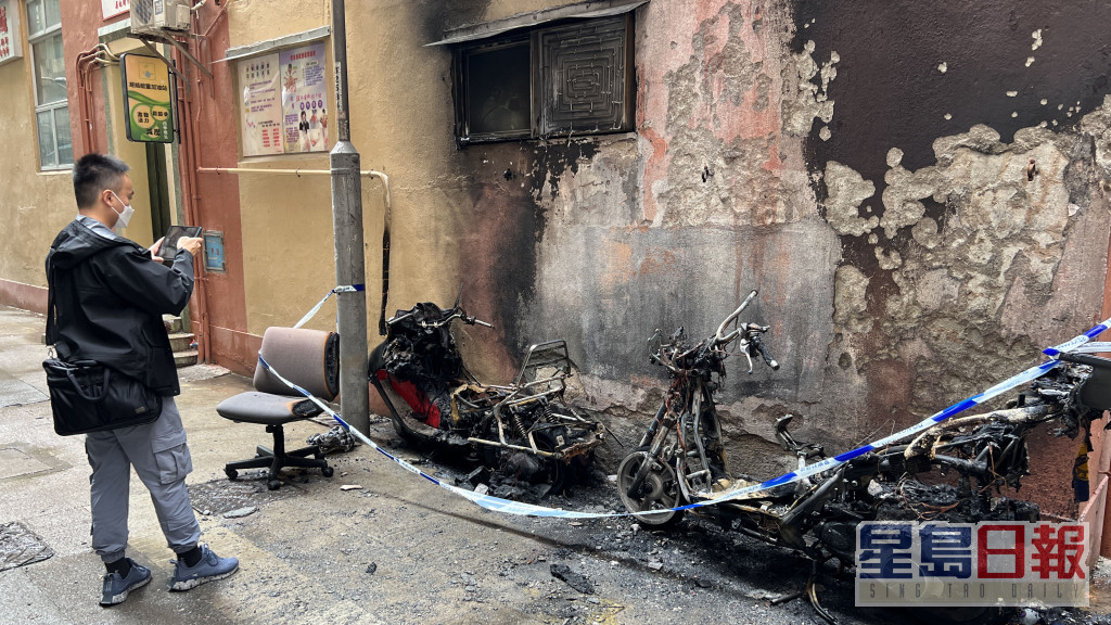2辆电单车烧成废铁。
