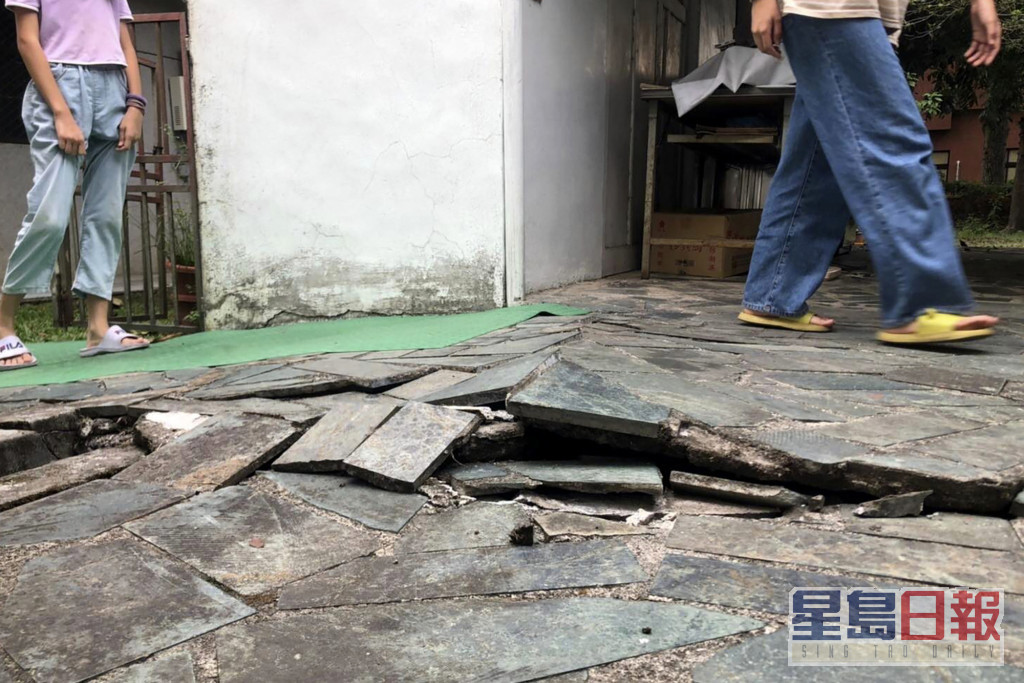 台灣多處建築物在地震中損毀。AP