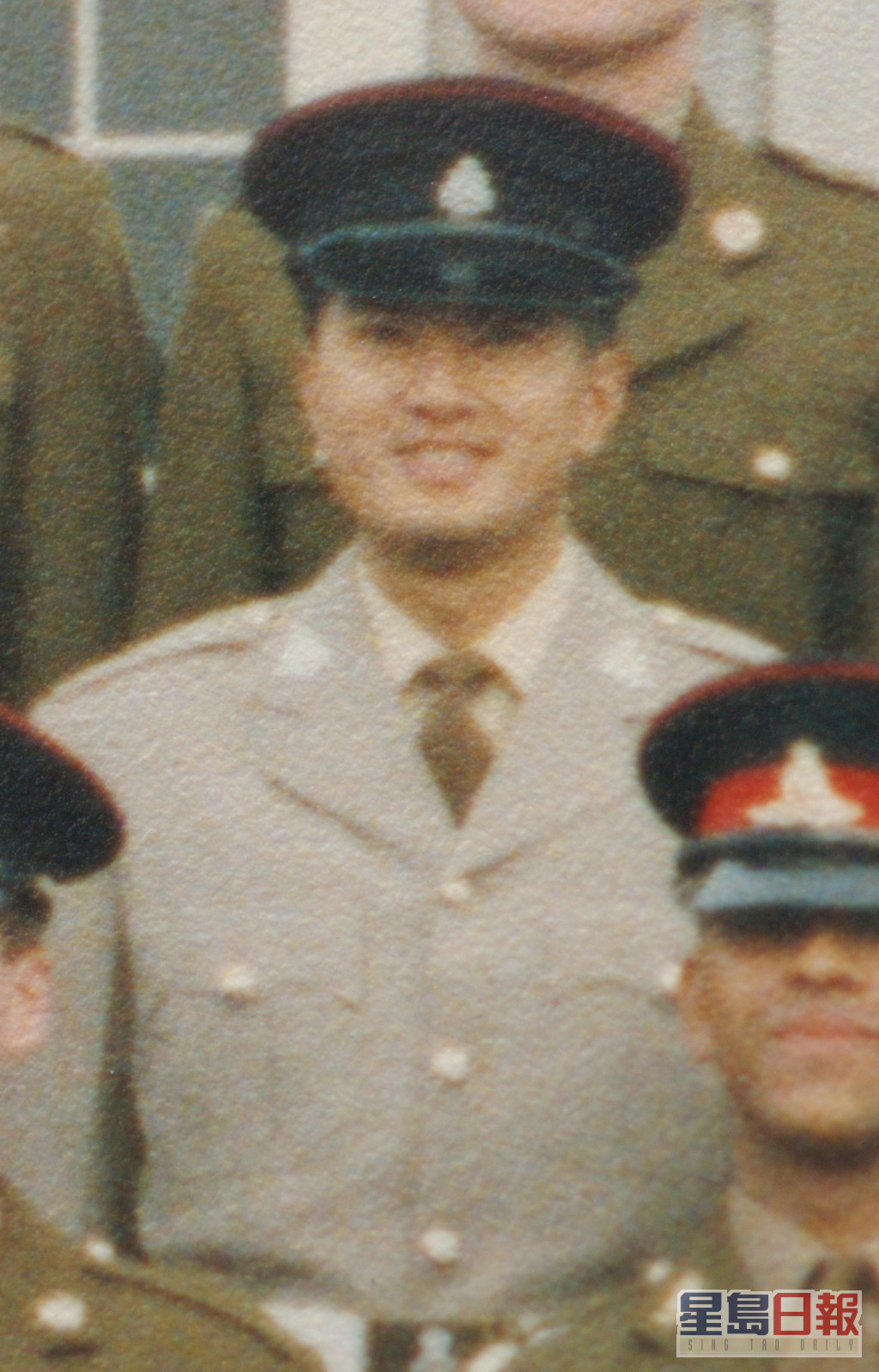 邓梓峰年青时曾获选到英国的The Royal Military Academy Sandhurst军校接受半个月的军官训练。