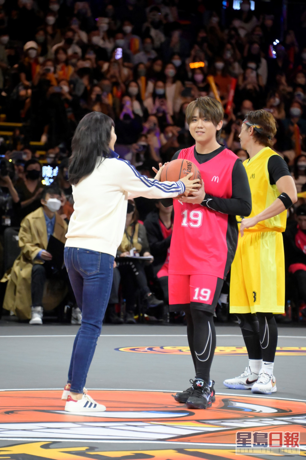 主持开球礼时，Do姐特意将篮球直接交给姜涛，她则解释，这是度出来的，但今日真的自肥。
