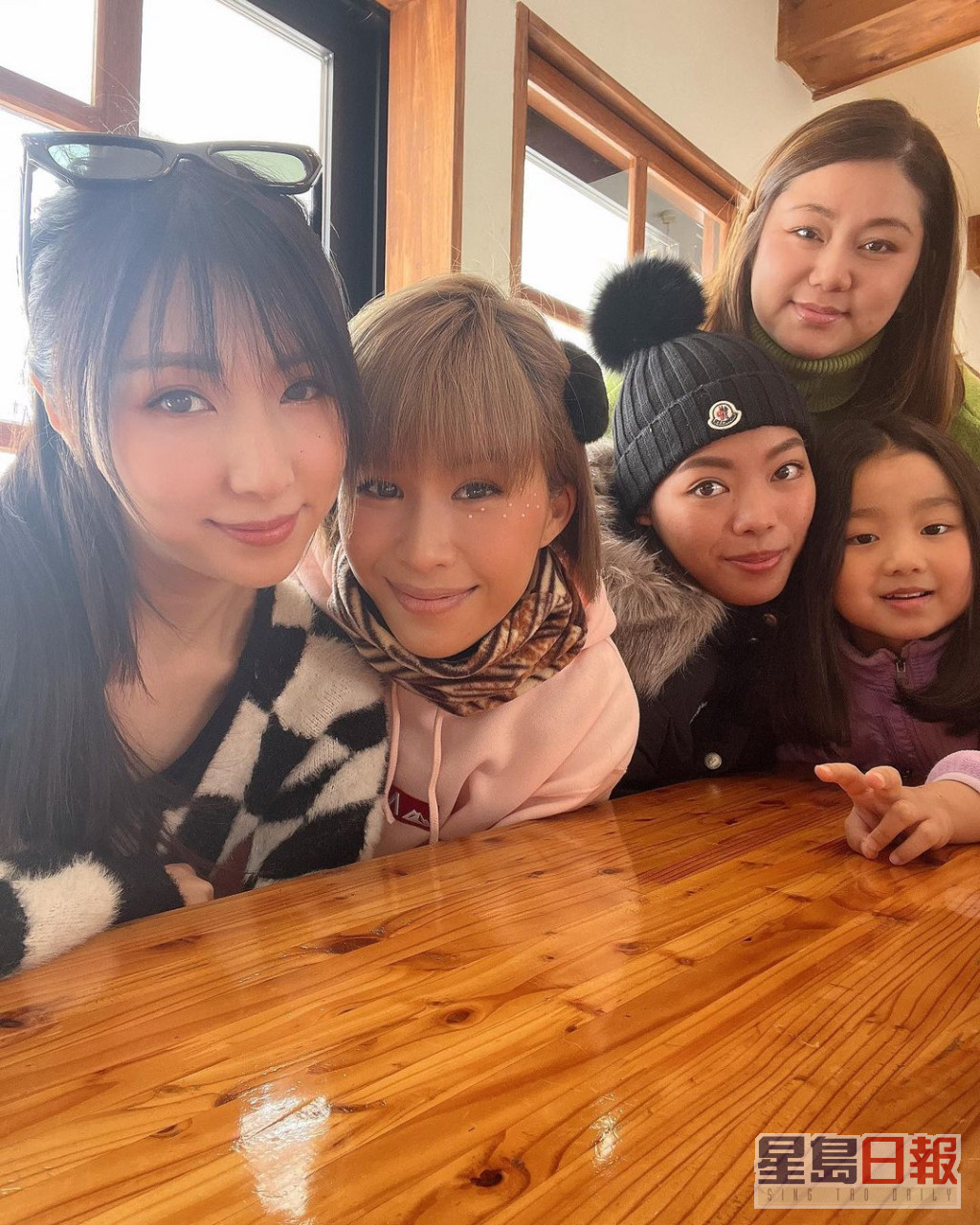 譚嘉儀（左）近日偕好友飛赴日本北海道旅行。