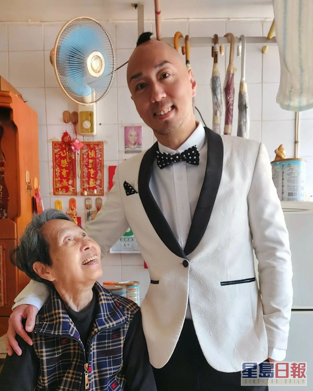 近年不少藝人北上發展，戴耀明卻因為要獨力照顧已經年逾80歲的老母而放棄機會，選擇留港繼續拍劇。