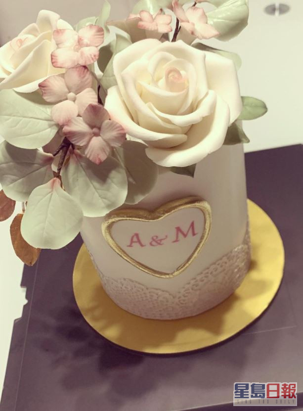 5周年結婚紀念的蛋糕上，有兩人英文名的第一個字母。