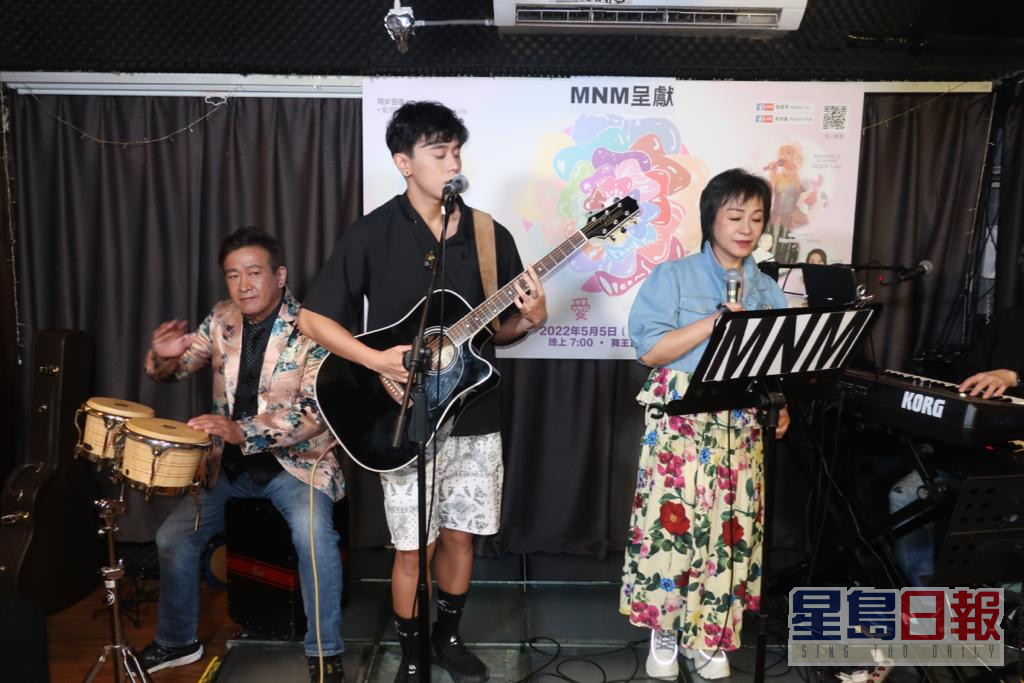 西川健智為媽媽彈結他伴唱。