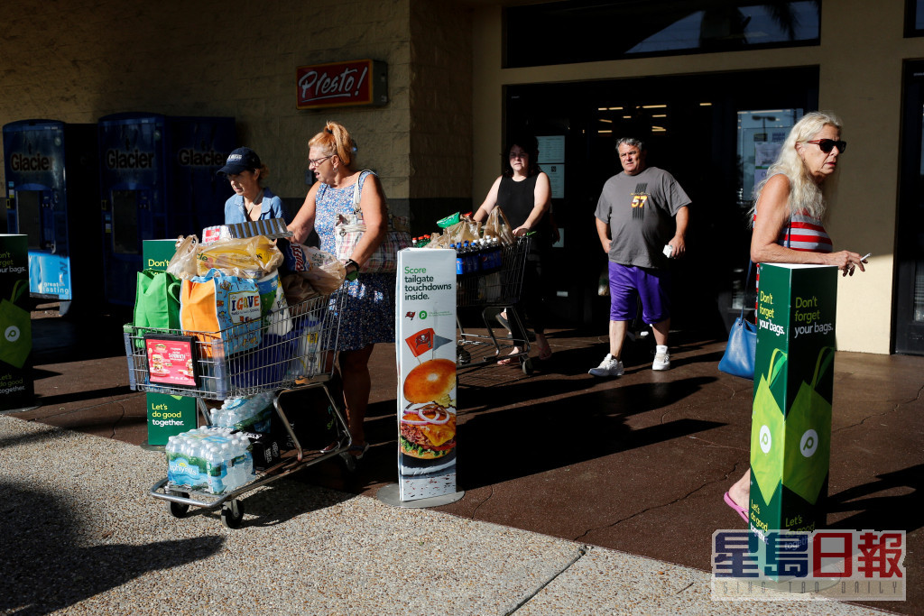 佛州遭廣泛破壞後居民到超市搶購食物。REUTERS