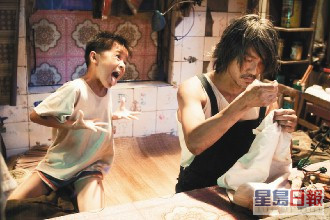 周星驰对上一部主演作品已经是2008年的《长江7号》，当年反串演出小男孩的徐娇现在已经成为玉女，不少网民都期待两人能再度合作，擦出新火花。