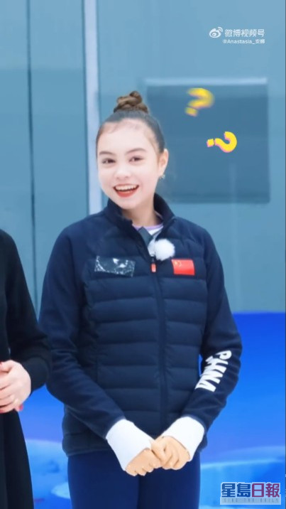 安娜（右）曾代表中國出戰摘下亞洲青少年花樣滑冰挑戰賽冠軍。