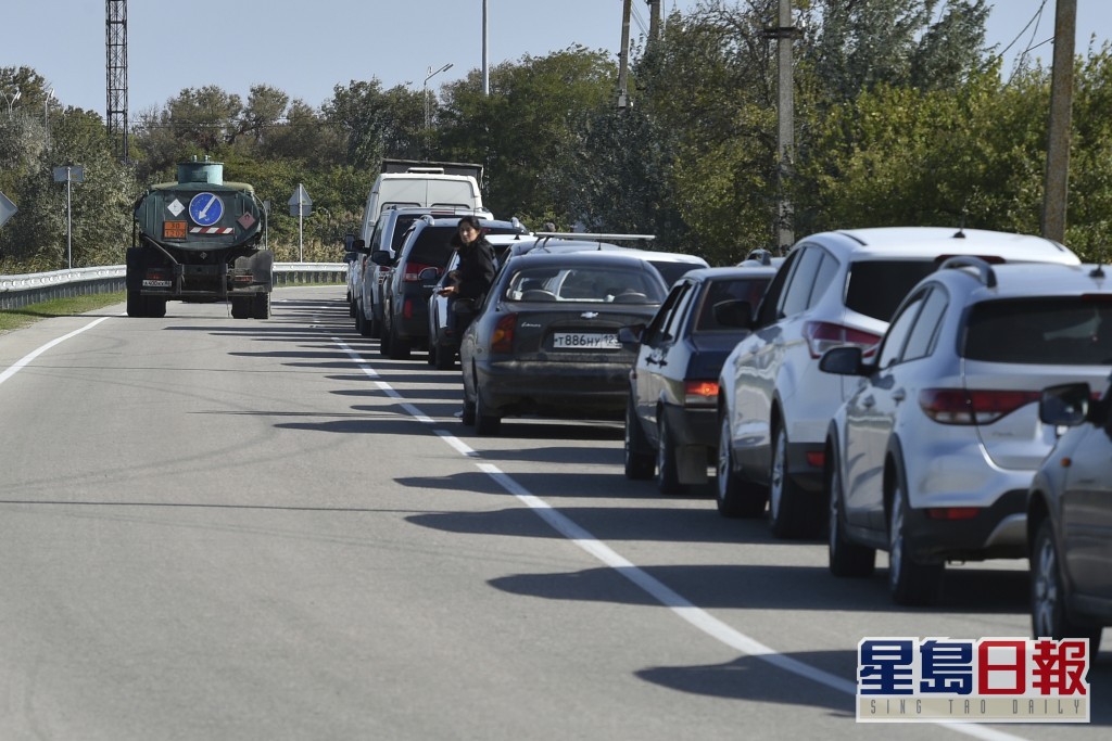 连接克里米亚半岛和俄罗斯的渡轮出现汽车排队。AP图片