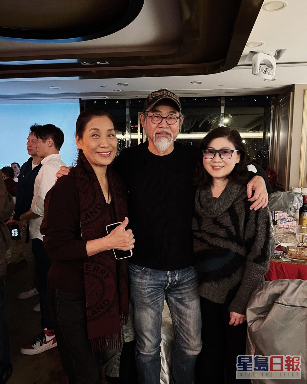 元华与太太今年1月玩身香港动作特技演员公会晚宴，见她精神不错，只是稍为清减。