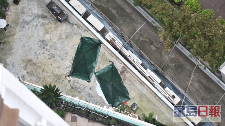 两名死者的遗体被帐篷覆盖。