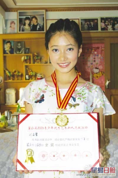 刘温馨毕业于中央戏剧学院表演系。
