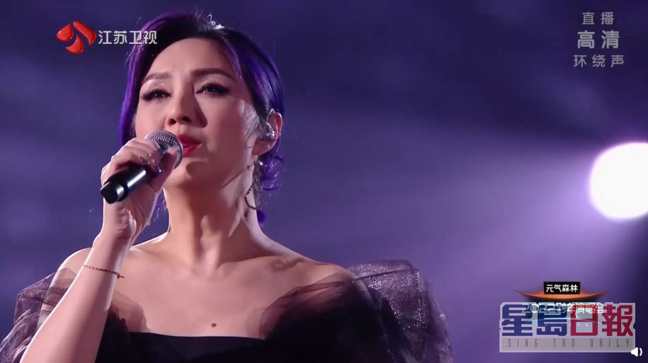千嬅亦独唱广东串烧歌。