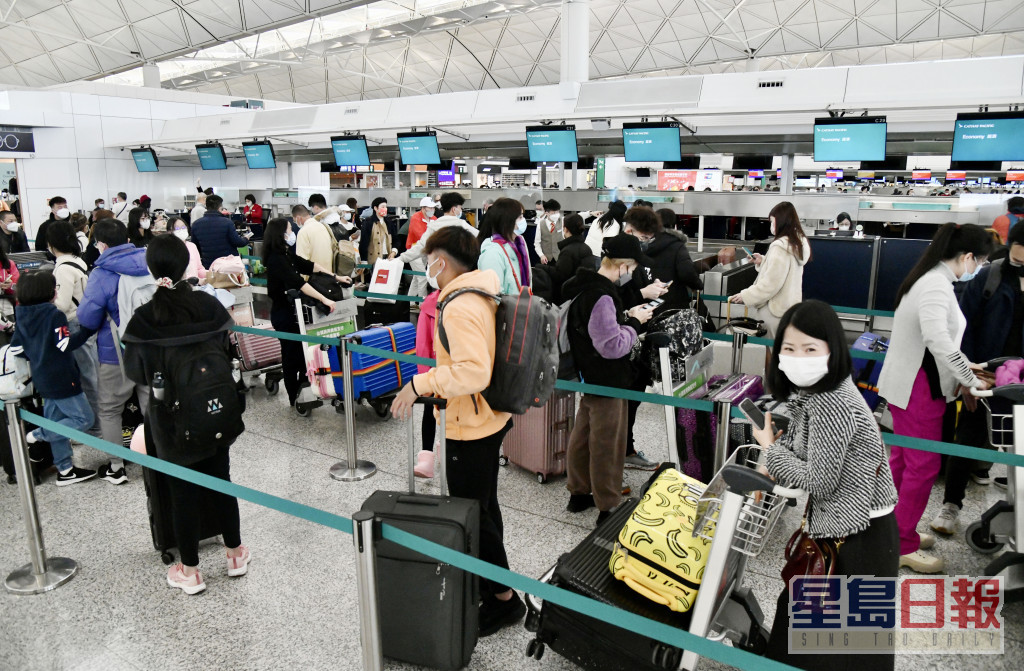 國泰指航班乘客3月1日起毋須再戴口罩。資料圖片