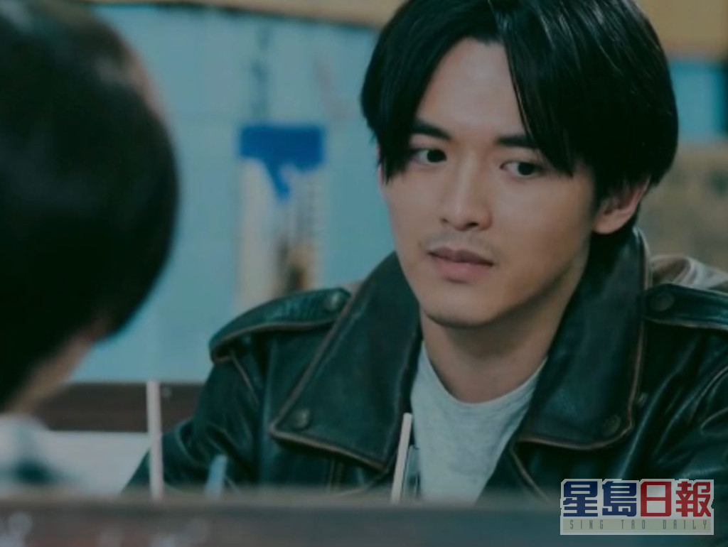 阮浩棕在TVB剧《我家无难事》饰演年轻版郭忠石。