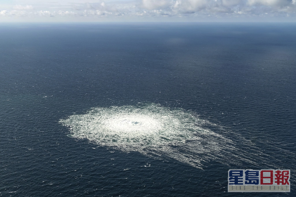 博恩霍尔姆岛附近的海域出现气泡。AP