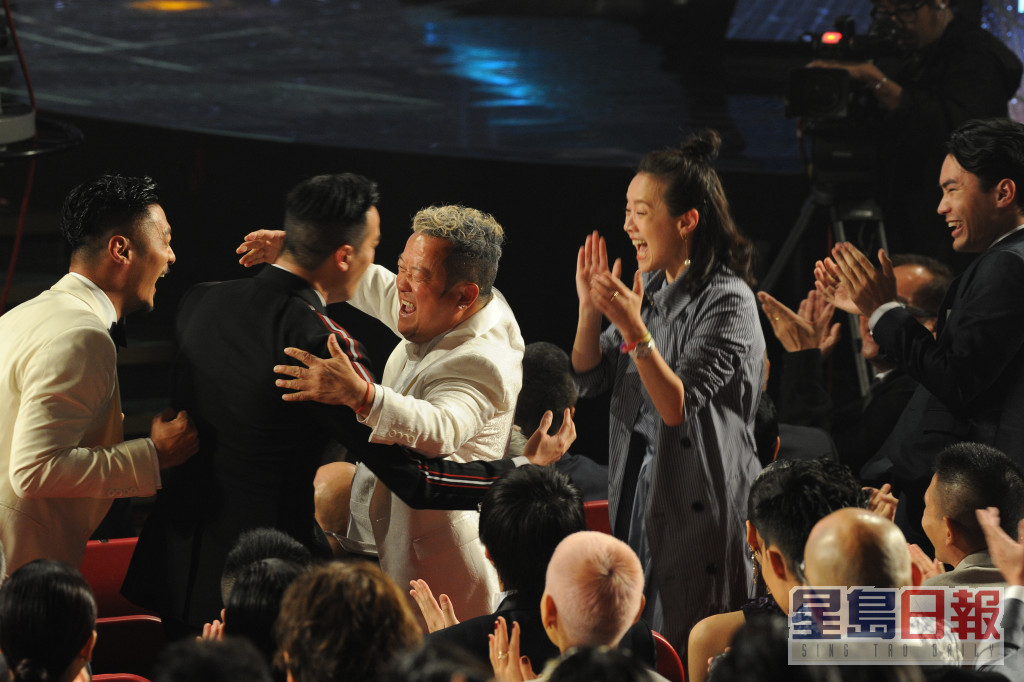 2017年曾志伟凭《一念无明》获得金像奖最佳男配角，曾国祥与曾宝仪亦在台下祝贺。