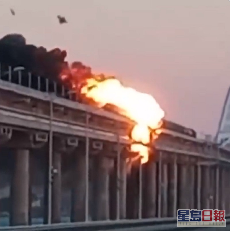 克里米亞大橋一列火車冒出火球。網上截圖