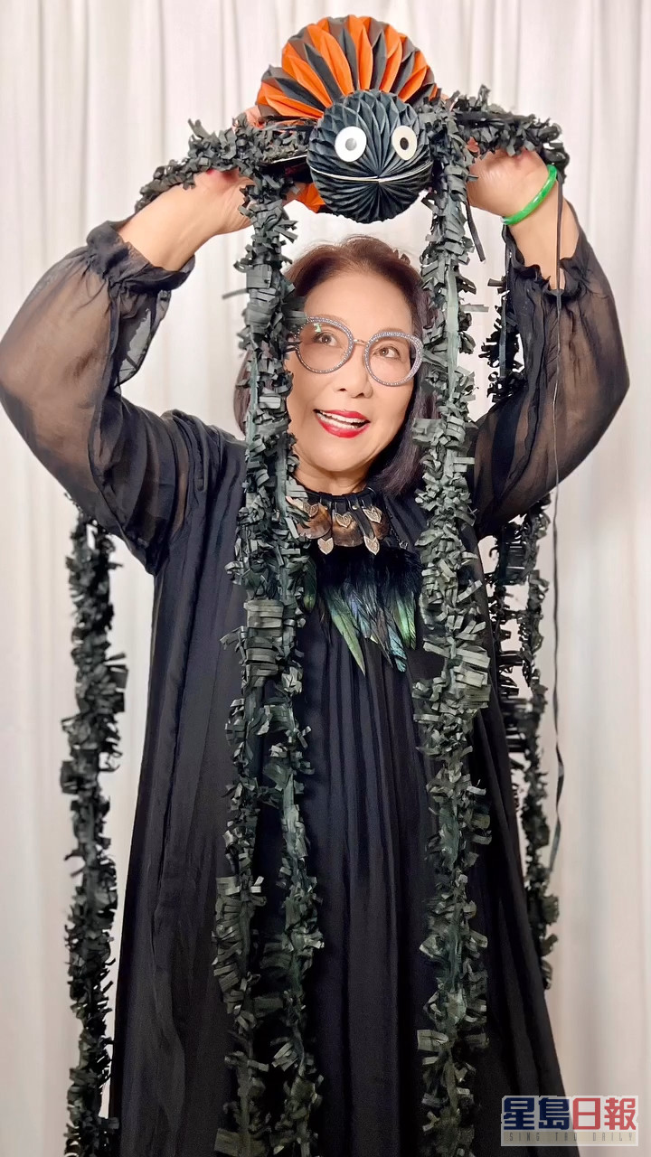今年72歲的李司棋，一直都走到潮流尖端，早兩年貼過黑絲女巫相過萬聖節，今年她繼續扮女巫，雖然裝束較密實，但一樣受到網民歡迎！