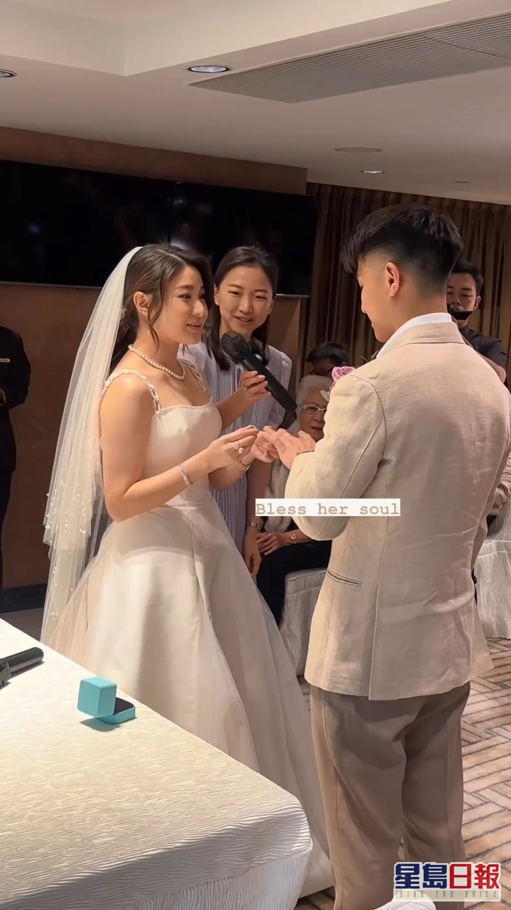 囡囡许惠菁与新加坡男友Shane早上签纸结婚。