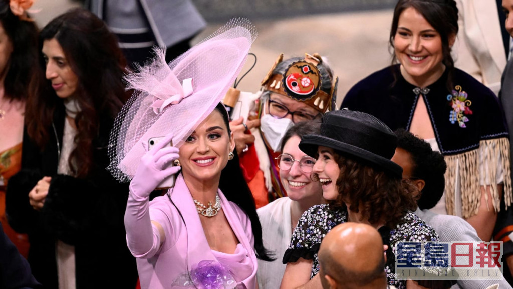 Katy Perry現身加冕儀式，達官貴人紛紛化身小粉絲求合照。（路透社）
