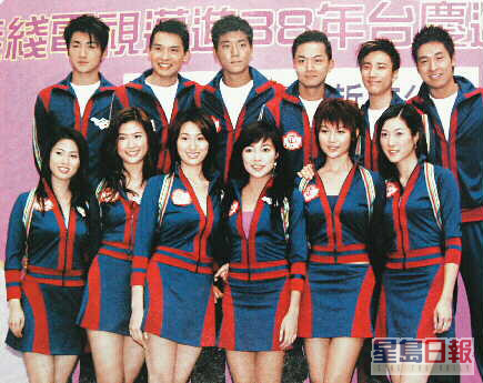 2004年TVB以「无綫新力量」为名，力捧锺嘉欣(前右一)、黎诺懿(后左三)、沈颖婷(前左三)、崔建邦(后右二)及刘家聪(后左二)等，所以家聪同嘉欣好老友。