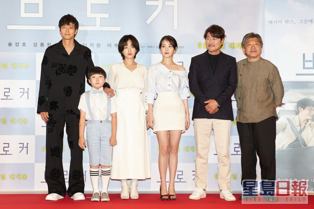 导演及演员出席首尔明星首映礼。