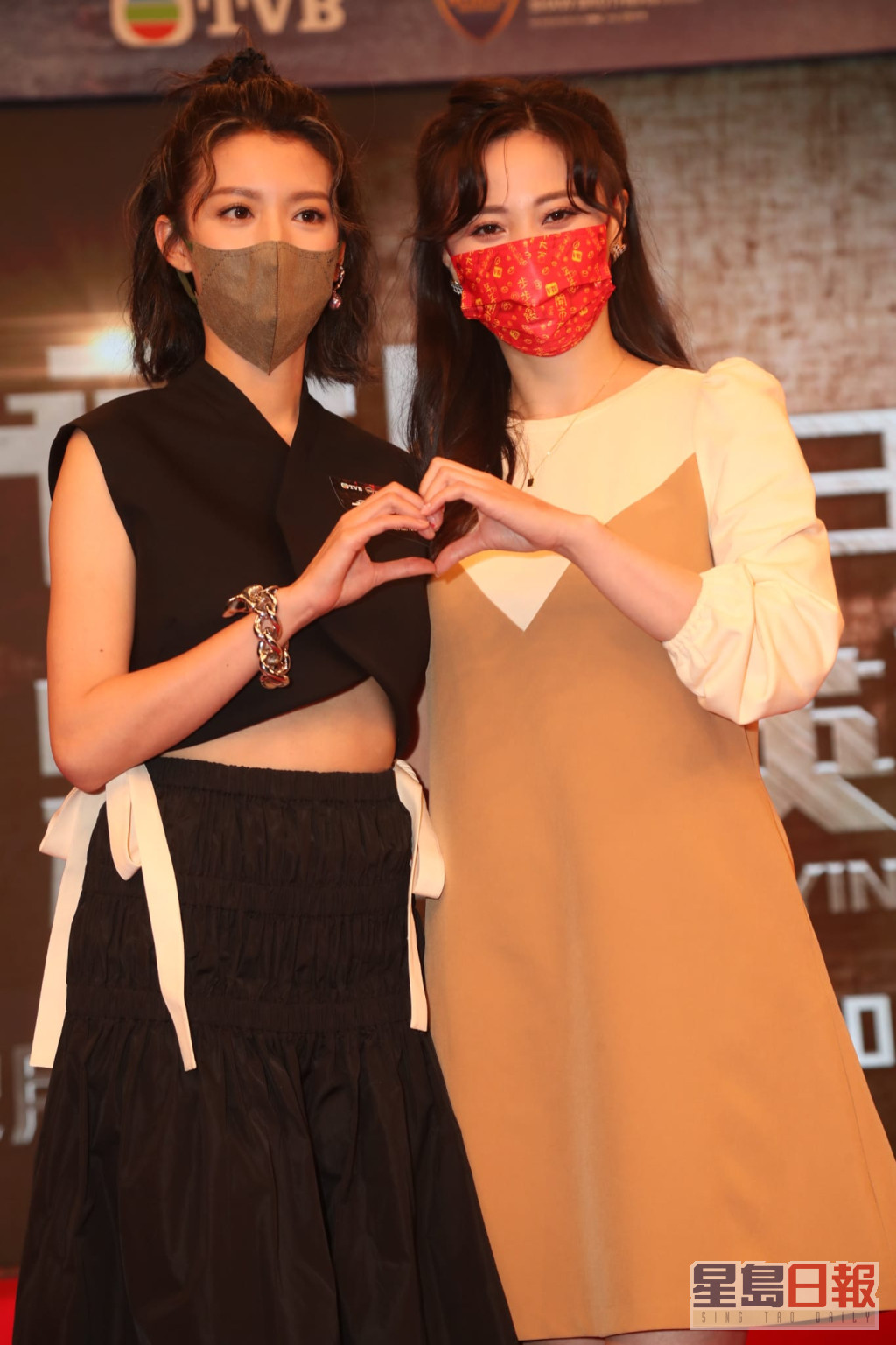蔡思贝（左）和朱晨丽全程戴口罩接受访问。
