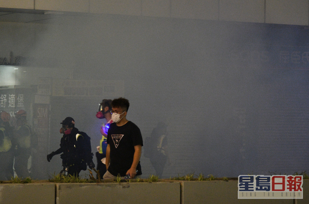 警方发射催泪弹驱散示威者。资料图片