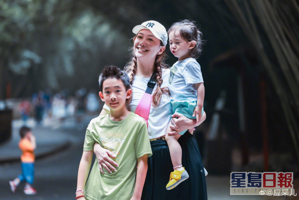 隶属于香港的耀中教育机构的上海耀中国际学校，每年小学部学费就要近30万人民币，不过成功吸引不少近年移居内地的星级家长。