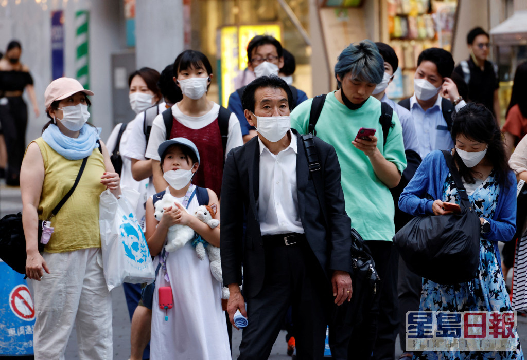 日本政府今年5月已宣布室外不交谈可以不戴口罩。路透社图片